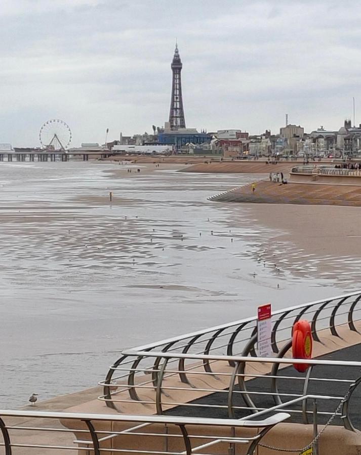 By The Seaside Bed & Breakfast Blackpool Dış mekan fotoğraf