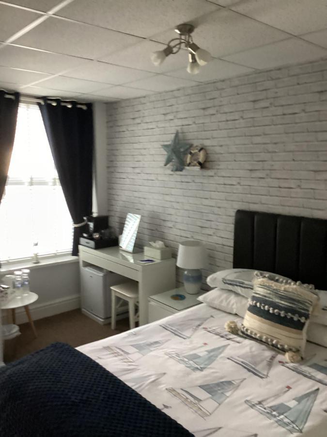 By The Seaside Bed & Breakfast Blackpool Dış mekan fotoğraf